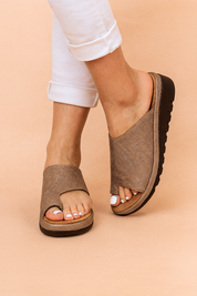 Getextureerde taupekleurige comfortsandaal met open teen en ergonomisch kurkachtig voetbed.