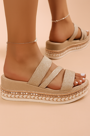 Trendy dames plateau sandaal met glinsterende bandjes en gevlochten zoolafwerking voor een zomerse look