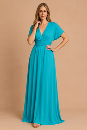 Turquoise maxi-jurk met vlindermouwen, overslagtop en elastische tailleband in gladde effen stof.