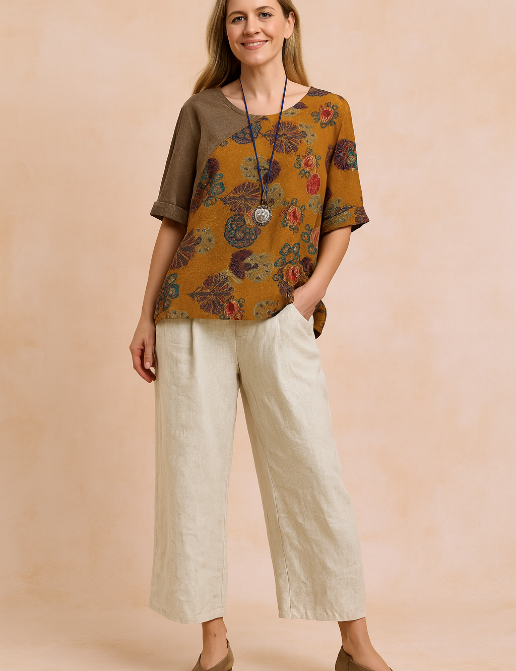 Tweekleurige blouse in mosterd en bruin met korte opgerolde mouwen en artistiek bloemenmedaillonpatroon, met een rustieke uitstraling voor elke casual garderobe.