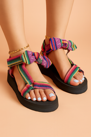 Vrouwensandaal met dikke zool en kleurrijke strikbanden in regenboogprint voor een opvallende zomerse look