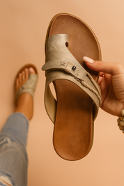 Vrouwenslipper met asymmetrische teenscheiding en decoratieve vlechtband voor een trendy en comfortabele look