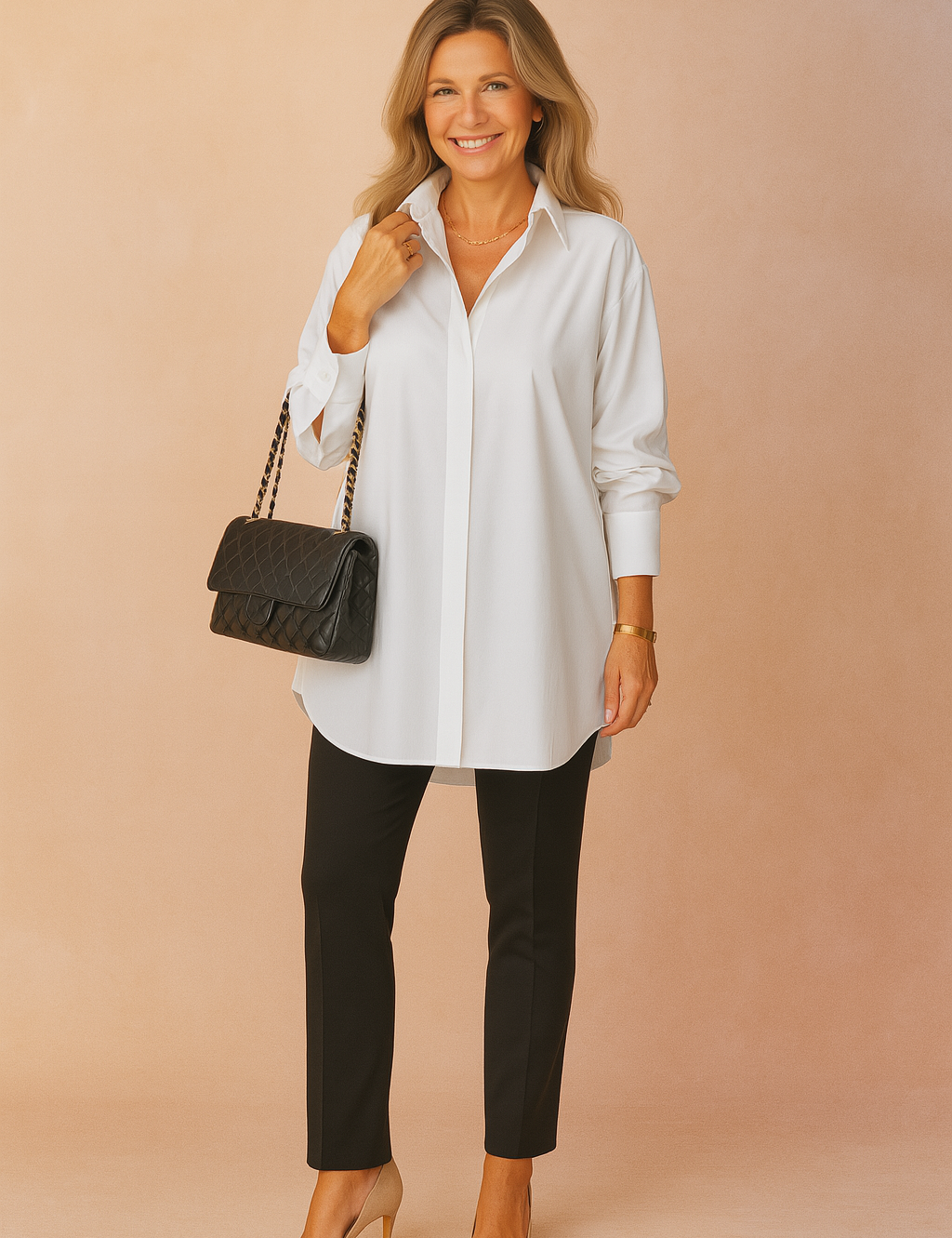 Tijdloze oversized blouse in helder wit met lange mouwen, klassieke kraag en verborgen knoopsluiting. Valt ruim over de heupen voor een elegante en veelzijdige pasvorm.