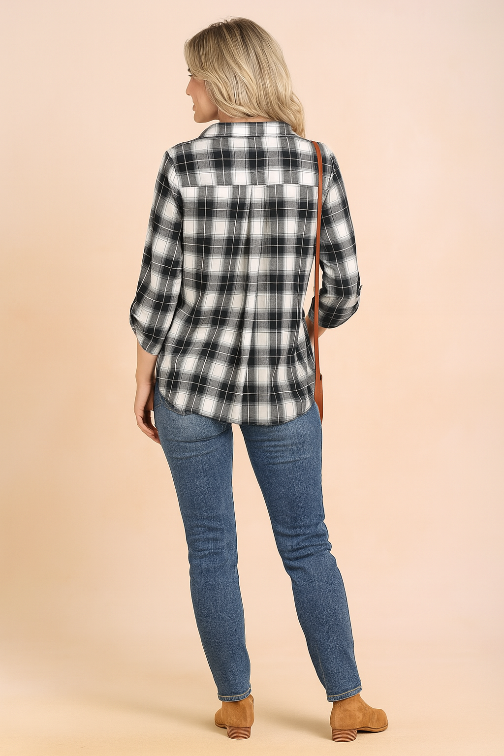 Zwart-wit geruite blouse met een losse pasvorm, V-halslijn en oprolbare lange mouwen – ideaal voor een casual dagelijkse look.