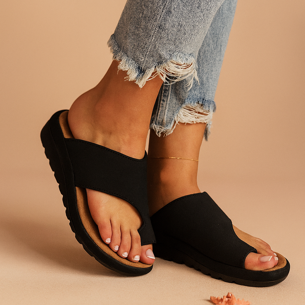 Zwarte teenlus comfort sandaal met brede kruissluiting en voorgevormd voetbed op een profielzool.