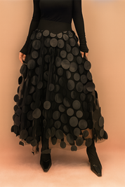 Zwarte tule midirok met grote 3D stippen en hoge tailleband, perfect voor feestelijke gelegenheden.